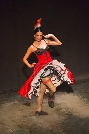 Téléchargez les photos : Almeria Espagne - 09 15 2021 : Vue du Can Can Dance live Show, recréant le vieux West Saloon américain, danseuse vêtue de robes de cabaret burlesques typiques, Oasys Mini Hollywood, parc à thème occidental, Almeria - en image libre de droit