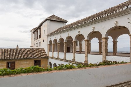 Téléchargez les photos : Alhambra Grenade Espagne - 09 14 2021 : Vue sur le bâtiment principal de Garden Water Channel, sur Generalife Gardens, un bâtiment classique à l'intérieur de la citadelle de l'Alhambra, Grenade, Andalousie, Espagne - en image libre de droit