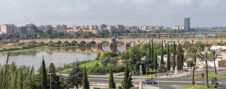 Foto de Badajoz España - 09 16 2021: Increíble vista panorámica de la mañana en el río Guadiana y el puente de Palmas, el río Guadiana Park a orillas, Badajoz centro de la ciudad, España - Imagen libre de derechos