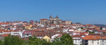 Viseu Portugal - 05 / 08 / 2021: Panoramablick auf die Innenstadt von Viseu, mit dem ikonischen Gebäude an der Kathedrale von Viseu auf der Spitze, der Se Cathedral de Viseu und der typisch portugiesischen Altstadt