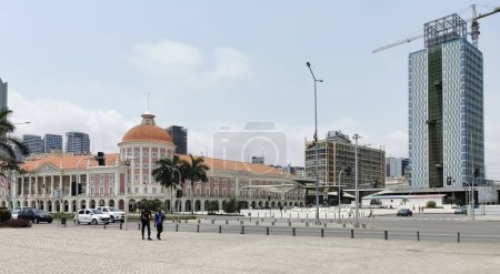 Téléchargez les photos : Luanda Angola - 09 17 2022 : Vue à la marge de Luanda, BNA - Angola National Bank and Coin Museum bâtiments, style de vie au centre-ville, gratte-ciel modernes et autres bâtiments sur le centre-ville de Luanda - en image libre de droit