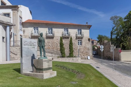 Téléchargez les photos : Viseu / Portugal - 05 / 08 / 2021 : Francisco Sa Carneiro Statue, un homme politique portugais, Premier ministre en 1980, symbole de la démocratie au Portugal, situé sur la place Sainte-Cristina, au centre-ville de Viseu - en image libre de droit