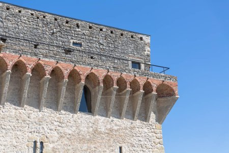 Foto de Ourem Santarem Portugal - 08 09 2022: Vista detallada en el castillo medieval de Ourem, Palacio y fortaleza, situado en la parte superior de la ciudad de Ourem - Imagen libre de derechos