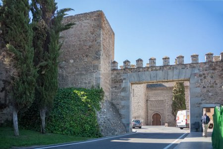 Téléchargez les photos : Tolède Espagne - 05 12 2021 : Vue à la porte de la forteresse médiévale sur la forteresse monumentale de Tolède, récemment ajustée pour être une entrée de voiture au centre-ville historique - en image libre de droit