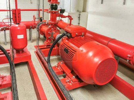 Vue sur les pompes à eau et les tuyaux électriques industriels, ce groupe de pompage sert à l'injection d'eau pour les incendies de bâtiments, les gicleurs et les bobines d'incendie....