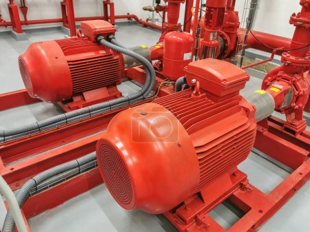 Vue sur les pompes à eau et les tuyaux électriques industriels, ce groupe de pompage sert à l'injection d'eau pour les incendies de bâtiments, les gicleurs et les bobines d'incendie....