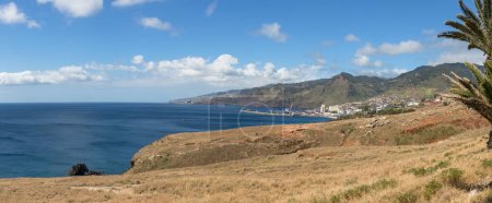 Téléchargez les photos : Île de Madère Portugal - 04 19 2023 : Incroyable vue panoramique au Village Canical, Machico, sur la côte près de l'océan, Cap Saint-Lourenco ou Cabo de Sao Lourenco, sur l'île de Madère, Portugal - en image libre de droit