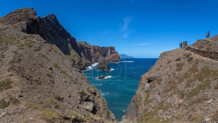 Foto de Isla de Madeira Portugal - 04 19 2023: Increíble vista de los enormes acantilados naturales sobre el océano, el Cabo de San Lourenco o Cabo de Sao Lourenco, en la Isla de Madeira, Portugal - Imagen libre de derechos