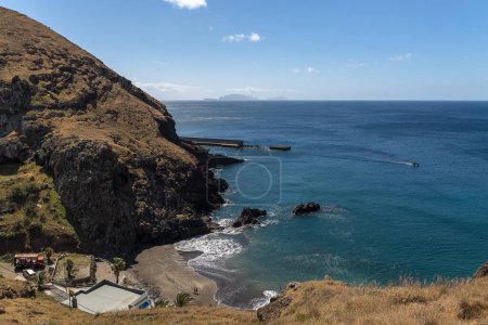Foto de Isla de Madeira Portugal - 04 19 2023: Vista de la Prainha do Canical y la Isla Kristian, en el Cabo de San Lourenco o Cabo de Sao Lourenco, en la Isla de Madeira, Portugal - Imagen libre de derechos