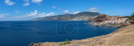 Foto de Isla de Madeira Portugal - 04 19 2023: Increíble vista panorámica en el Canical Village, Machico, en la costa cerca del océano, Cabo de San Lourenco o Cabo de Sao Lourenco, en la isla de Madeira, Portugal - Imagen libre de derechos
