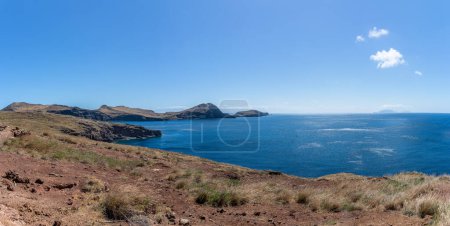Téléchargez les photos : Île de Madère Portugal - 04 19 2023 : Incroyable vue panoramique sur les immenses falaises naturelles au-dessus de l'océan, le Cap Saint-Lourenco ou Cabo de Sao Lourenco, sur l'île de Madère, Portugal - en image libre de droit