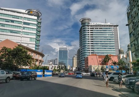 Foto de Luanda Angola - 03 24 2023: Vista en la calle Rainha Ginga, oficinas centrales de Sonangol, compañía petrolera pública angoleña, edificios del centro, personas y vehículos, estilo de vida de Luanda, en Angola - Imagen libre de derechos