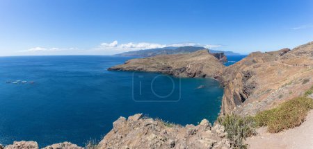 Foto de Isla de Madeira Portugal - 04 19 2023: Increíble vista panorámica de los enormes acantilados naturales sobre el océano, el Cabo de San Lourenco o Cabo de Sao Lourenco, en la Isla de Madeira, Portugal - Imagen libre de derechos