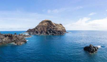 Téléchargez les photos : Île de Madère Portugal - 04 19 2023 : Vue sur l'îlot de taupe et les rochers côtiers, sur le village de Porto Moniz, formé par des roches volcaniques, côte de l'île de Madère, Portugal - en image libre de droit