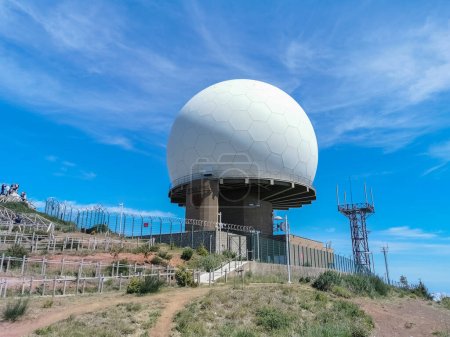 Téléchargez les photos : Île de Madère Portugal - 04 19 2023 : Observatoire optique de Pico do Areeiro. Bâtiment de tour intégré au programme européen de surveillance et de suivi spatiaux, suivi des déchets spatiaux. Touristes en visite - en image libre de droit