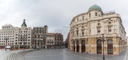 Téléchargez les photos : Bilbao Espagne - 07 05 2021 : Vue panoramique sur la place Arriaga, une place emblématique sur Casco Viejo, Théâtre Arriaga, Bilbao centre-ville, Espagne - en image libre de droit