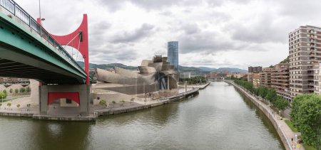 Téléchargez les photos : Bilbao Espagne - 07 05 2021 : Vue panoramique sur le centre-ville de Bilbao, les rives du Nervion, le pont Salve, le musée Guggenheim Bilbao et d'autres bâtiments emblématiques - en image libre de droit