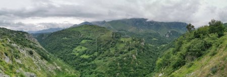 Foto de Vista panorámica de los Picos de Europa, una cordillera que se extiende por unos 20 km, formando parte de las Montañas Cantábricas en el norte de España... - Imagen libre de derechos