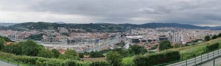 Téléchargez les photos : Bilbao Espagne - 07 05 2021 : Vue panoramique aérienne sur le centre-ville de Bilbao, les rives du Nervion et de la rivière et les bâtiments emblématiques - en image libre de droit