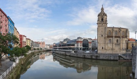 Foto de Bilbao España - 07 05 2021: Vista exterior al río Nervión y al puente Areatzako zubia, Mercado de la Ribera y Iglesia de San Antón, Bilbao centro ciudad, España - Imagen libre de derechos