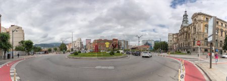 Téléchargez les photos : Bilbao Espagne - 07 05 2021 : Vue panoramique sur la place Ernesto Erkoreka au centre-ville de Bilbao, les rives du Nervion, l'hôtel de ville et les bâtiments emblématiques - en image libre de droit