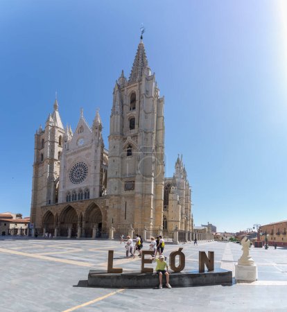 Foto de León España - 07 04 2021: Vista en la Plaza de Regla, con los turistas de visita y la Catedral de Santa María de Regla de León como fondo, León centro, España - Imagen libre de derechos