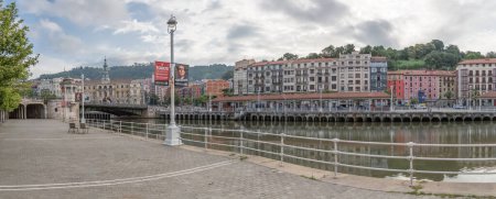 Téléchargez les photos : Bilbao Espagne - 07 05 2021 : Vue panoramique sur le pont Udaletxeko zubia, l'emblématique hôtel de ville de Bilbao, le centre-ville de Bilbao, les rives et les bâtiments du Nervion - en image libre de droit