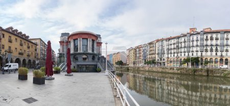 Téléchargez les photos : Bilbao Espagne - 07 05 2021 : Vue extérieure sur la rivière Nervion, le marché de Ribera et d'autres bâtiments, Bilbao centre-ville, Espagne - en image libre de droit