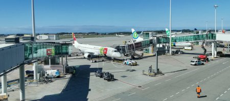 Foto de Porto Portugal 09 19 2021: Vista exterior de la pista y ascensor y mantenimiento de aeronaves en el aeropuerto de Oporto con aviones y carga - Imagen libre de derechos