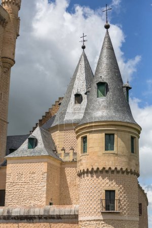 Foto de Segovia España - 05 12 2021: Vista detallada de la torre y la esquina en el icónico castillo medieval español Alcázar de Segovia - Imagen libre de derechos
