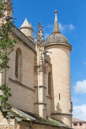Foto de Segovia España - 05 12 2021: Vista frontal detallada en el emblemático edificio de ornamentos góticos españoles en la catedral de Segovia, torres y cúpulas - Imagen libre de derechos