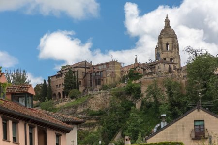 Segovia Spanien - 05 13 2021: Blick auf die Innenstadt von Segovia, mit spanischgotischem Gebäude an der Kathedrale von Segovia, Turmkuppel und anderen umliegenden Gebäuden