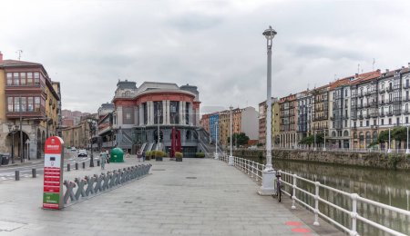 Foto de Bilbao España - 07 05 2021: Vista en el centro de Bilbao en Casco Viejo, Riber Market edificio de entrada principal, Nervión río y otros edificios clásicos, Bilbao centro de la ciudad, España - Imagen libre de derechos