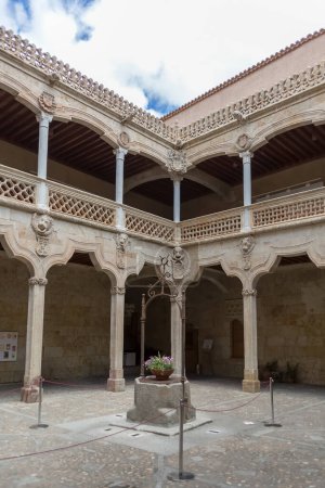Salamanque Espagne - 05 12 2021 : Superbe cloître décoré à l'intérieur du bâtiment Casa de las Conchas, sur Salamanque centre-ville, Espagne