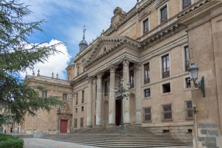 Salamanca Spanien - 05 12 2021: Fassadenansicht der Philologischen Fakultät der Universität von Salamanca, ein symbolträchtiges Gebäude in der Innenstadt von Salamanca, Spanien