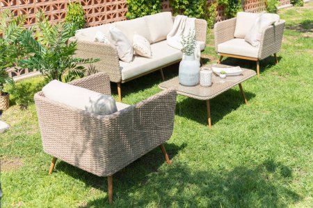 jardín del patio trasero con asientos al aire libre y follaje exuberante, creando un ambiente acogedor