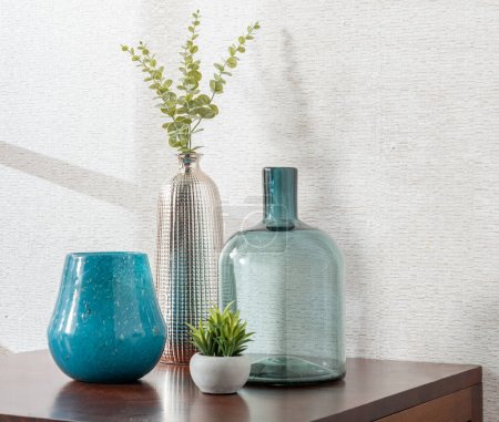 Téléchargez les photos : Un cadre intérieur avec plusieurs vases joliment décorés et une végétation luxuriante placée sur une table en bois - en image libre de droit