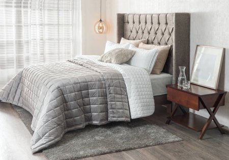 Foto de Dormitorio de lujo con seda tiro gris y cómodas almohadas en la cama, concepto de diseño de interiores, Boutique Hotel - Imagen libre de derechos