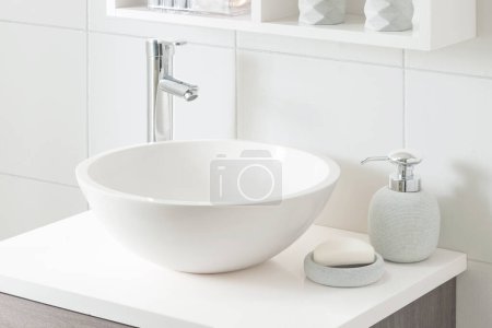 Foto de Lavabo blanco y decoración de la bañera en el interior del baño, primer plano, con un filtro de luz blanca, dentro de un baño luminoso - Imagen libre de derechos