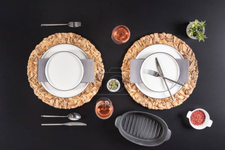 Foto de Una mesa de comedor bellamente equipada con vajilla elegante, cubiertos y un plato vacío, una comida está a punto de ser servido - Imagen libre de derechos