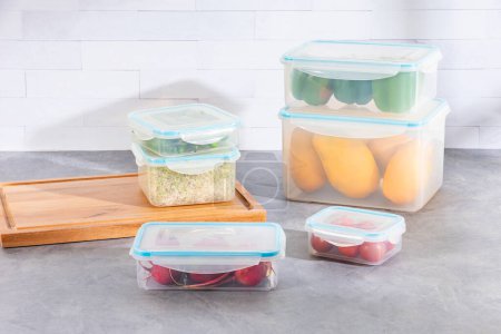 Una encimera de cocina con seis eficientes sistemas de almacenamiento de alimentos de plástico con variedad de frutas
