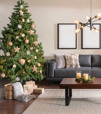 cálida sala de estar con decorado árbol de navidad artificial, sofá y decoraciones, Marcos de fotos en blanco colgando de la pared maqueta