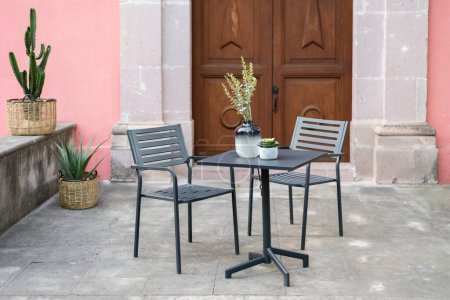 Téléchargez les photos : Café d'extérieur chaises de jardin en métal, Grèce. Concentration sélective. restaurant extérieur - en image libre de droit