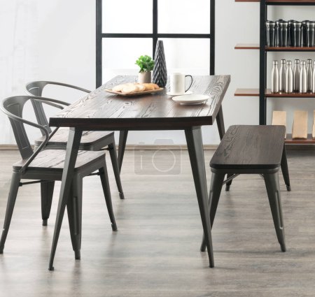 Escena casual por la mañana en un espacio contemporáneo, con una mesa de madera oscura texturizada y un banco, acentuado por una elegante silla de acero industrial, todo listo para un desayuno energizante, almuerzo, escena de comedor