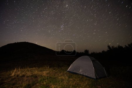 Foto de Tienda turística en una colina con vistas al cielo nocturno. Foto de alta calidad - Imagen libre de derechos