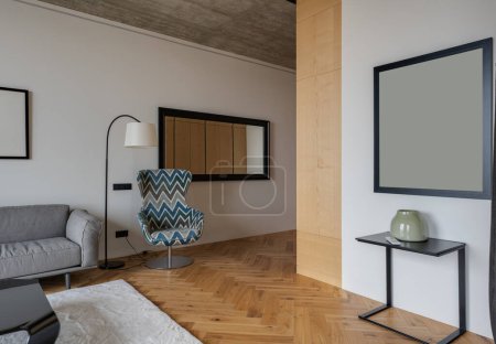 Un salon confortable dans une maison avec parquet et un mélange de luminaires en bois, y compris un canapé, une chaise, une table et un miroir pour un design intérieur élégant