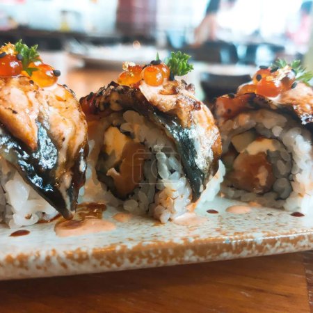 Téléchargez les photos : Sushi roll japonais style alimentaire - image effet soft focus - en image libre de droit