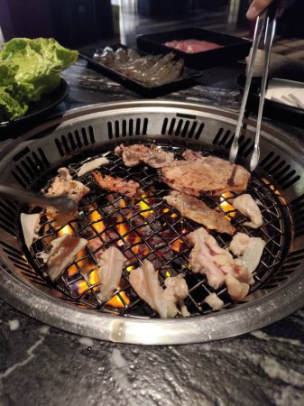 Téléchargez les photos : Porc grillé sur le gril au charbon chaud, cuisine japonaise. - en image libre de droit