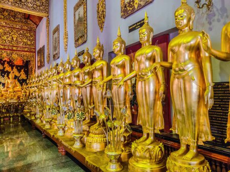 Téléchargez les photos : Bouddha doré statue en wat pho temple, thailand. - en image libre de droit