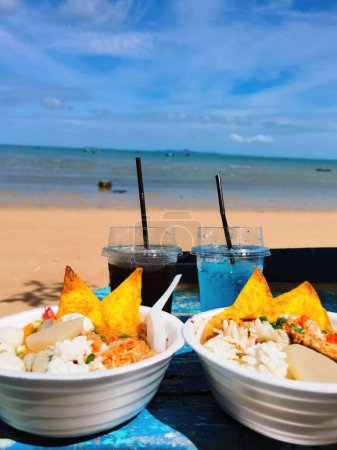 Téléchargez les photos : Nachos avec des nachos sur la plage en Thaïlande. - en image libre de droit